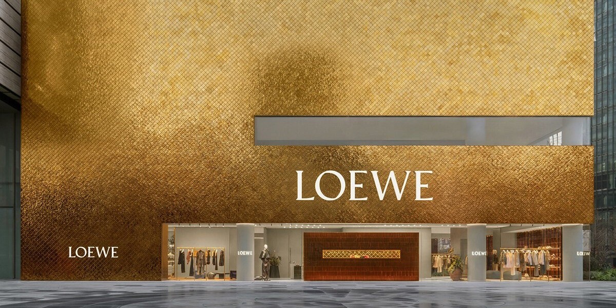with layers of diamond Loewe Outlet necklaces and black sunglasses